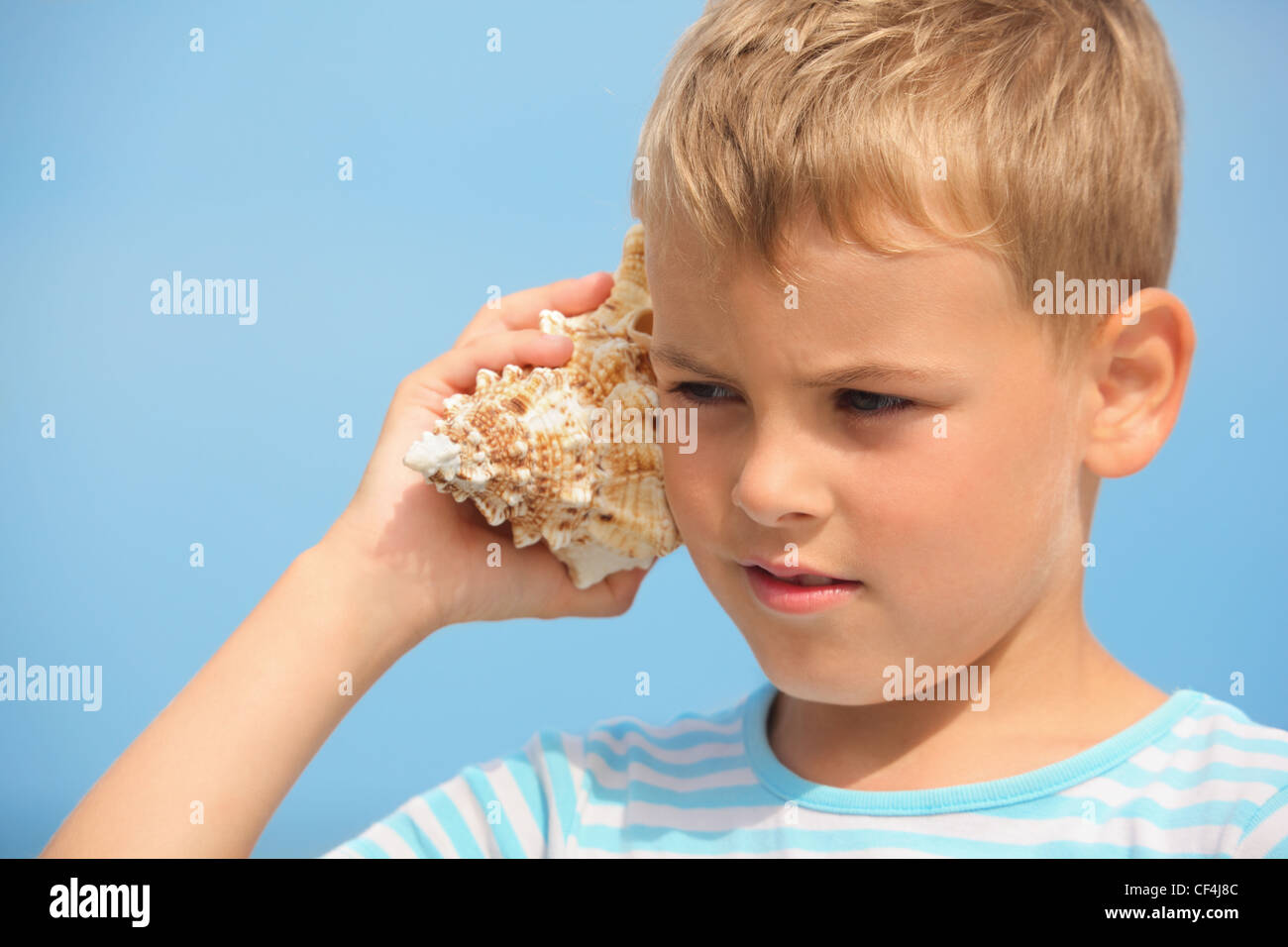 Дует в ракушку. Мальчик ракушка на русском. Мальчик ракушка на русском. Шум моря в ракушке. Ракушки на берегу.