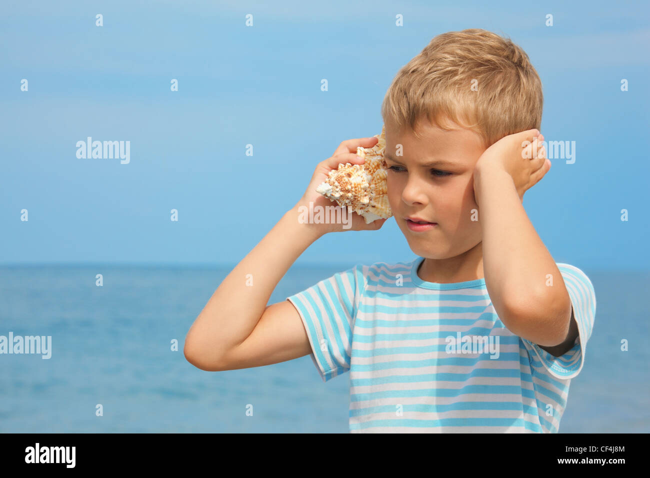 Смешная ракушка. Кан ду сик манхва. Малыши с ракушками на пляже. Обои на телефон ракушки. Ракушка в руке.