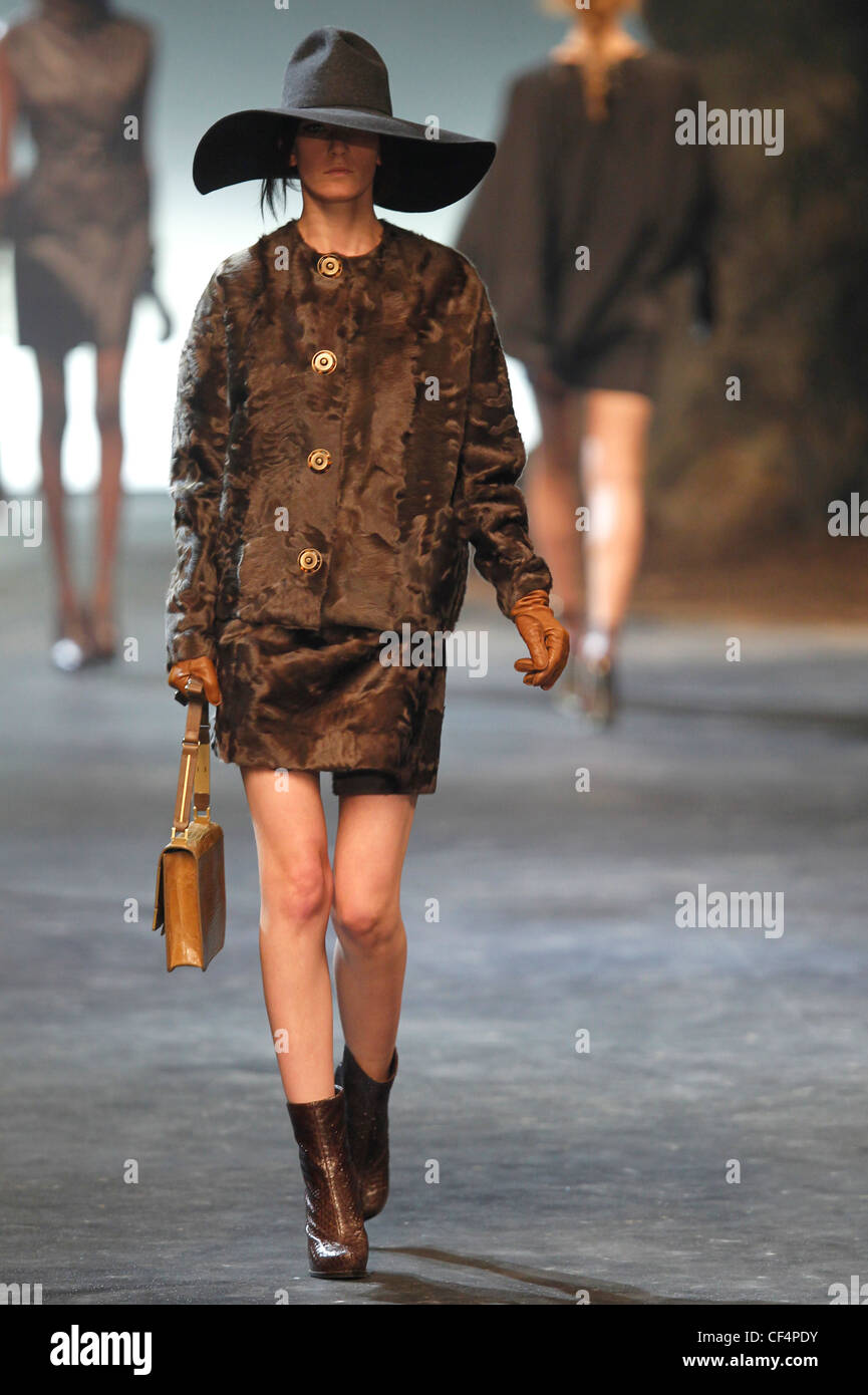 Lanvin runway hi-res stock photography and images - Page 9 - Alamy