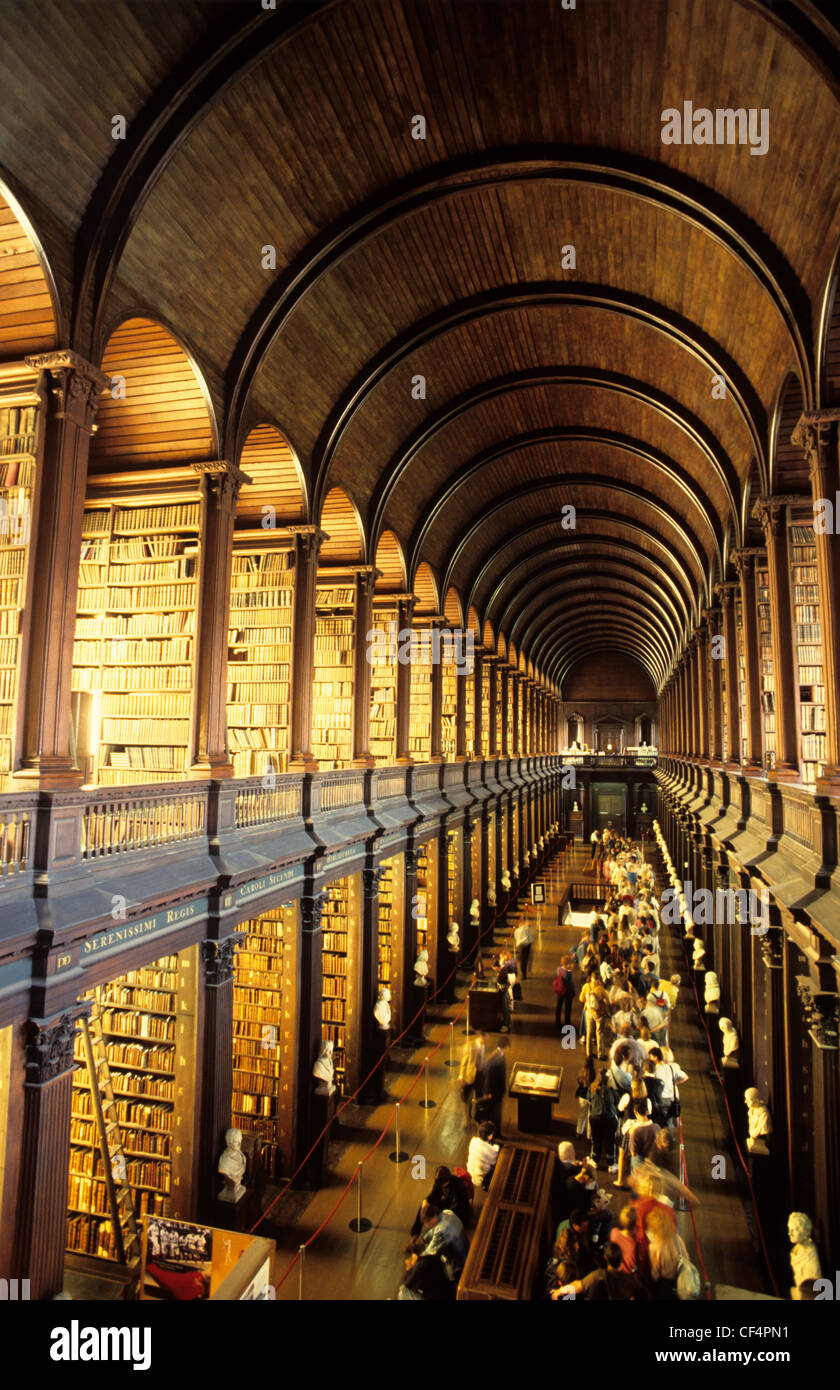 The Long Room in Trinity College Library, Dublin. The library is the largest in Ireland and is the only Irish library to hold le Stock Photo