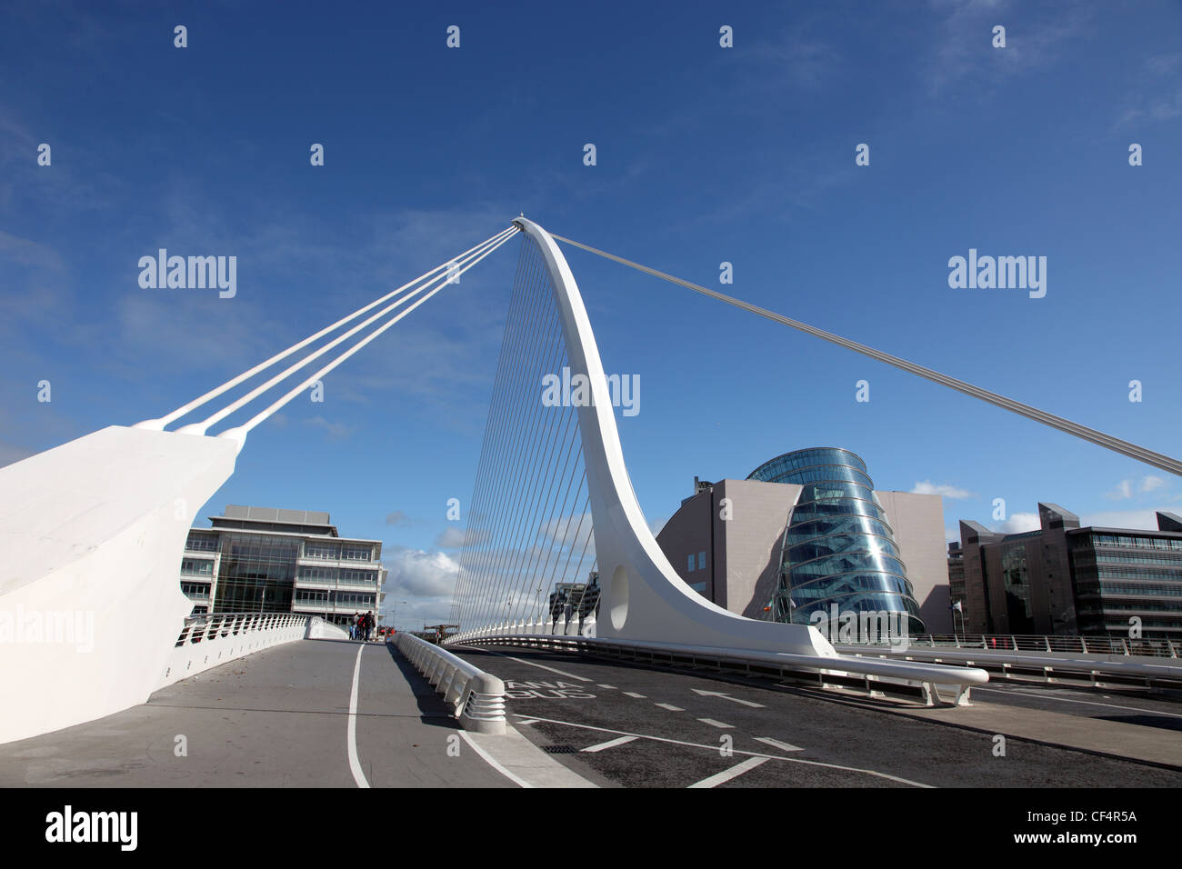 Samuel Beckett Bridge, a cable-stayed bridge designed by Spanish architect Santiago Calatrava that joins Sir John Rogerson's Qua Stock Photo