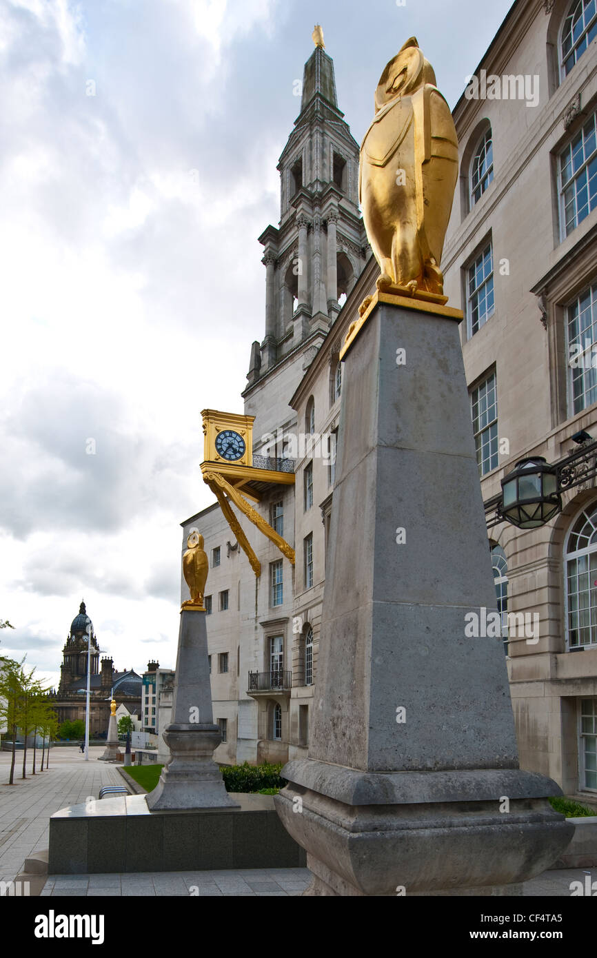 Gilded Owl sculptures on top of Portland stone obelisks outside Leeds Civic Hall. Stock Photo
