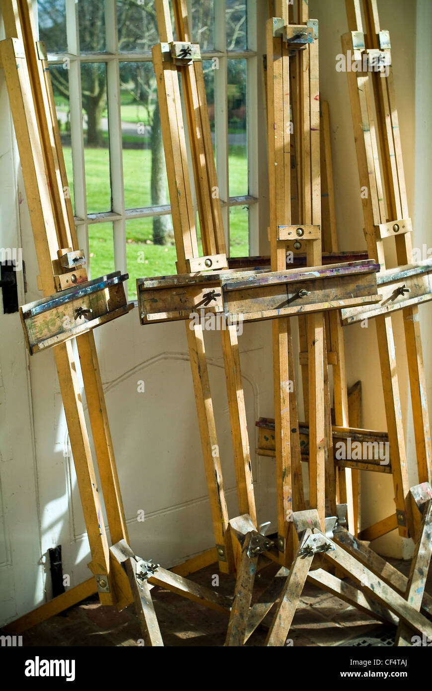 Wooden art easels hi-res stock photography and images - Alamy