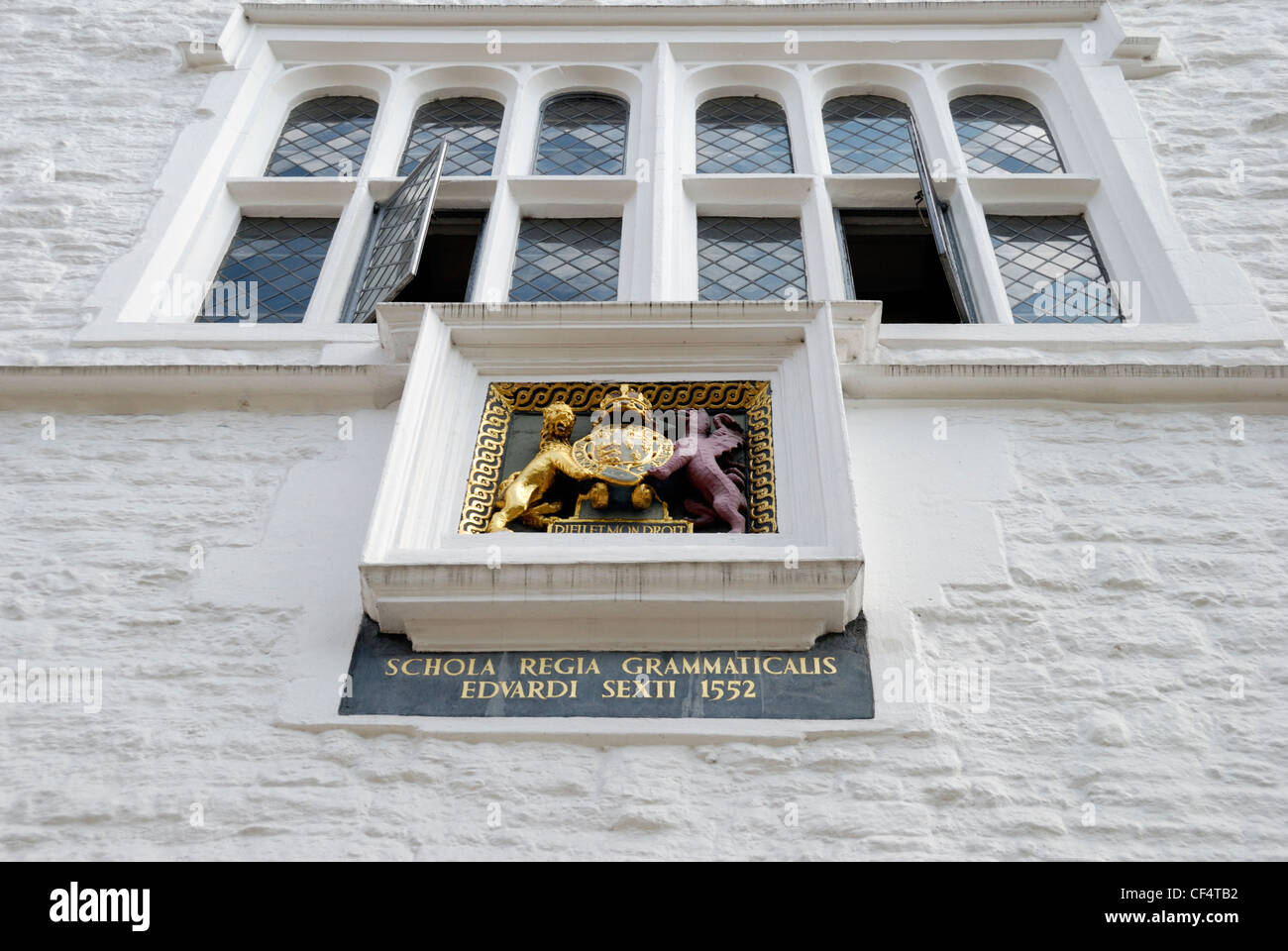 The Royal crest on the Old building of the Royal Grammar School, Guildford. A charter was granted by King Edward Vl in 1552 stat Stock Photo