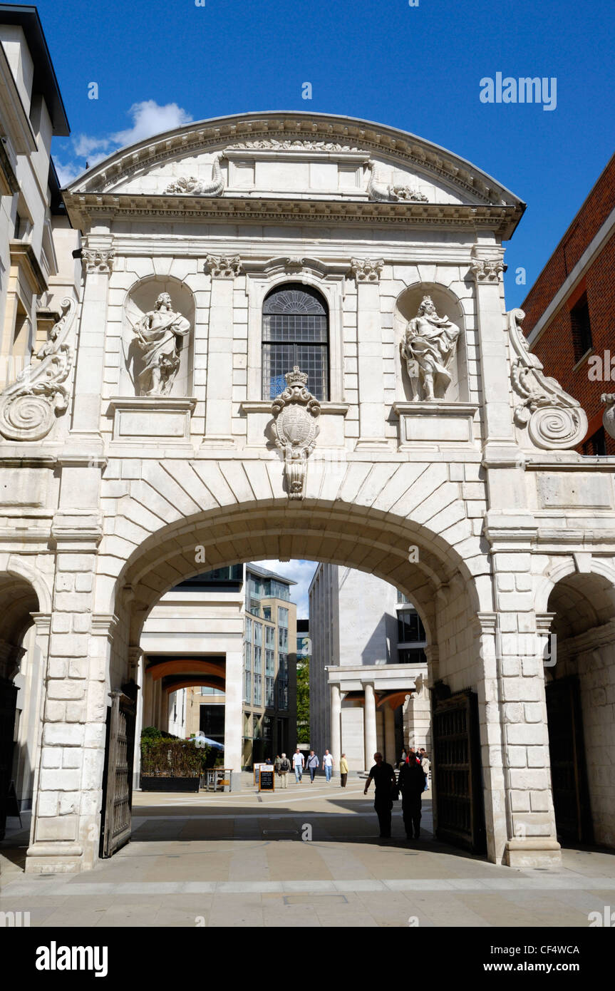 Temple Bar, one of the original entrances into the City of London, forms a pedestrian entrance to the redeveloped Paternoster Sq Stock Photo