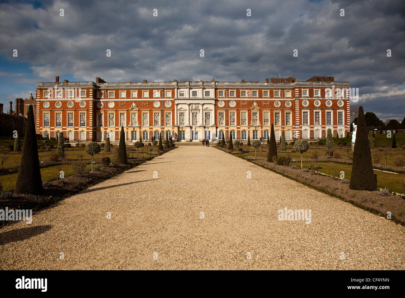 Path leading through the Great Fountain Garden at Hampton Court Palace. Stock Photo