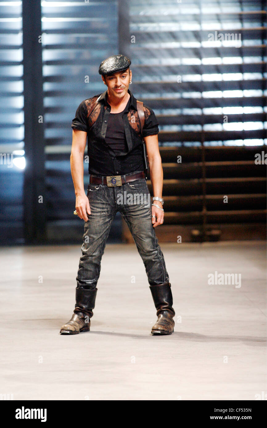 Galliano Paris Ready to Wear Spring Summer Fashion designer John Galliano  wearing cap and black shirt jeans and brown leather Stock Photo - Alamy