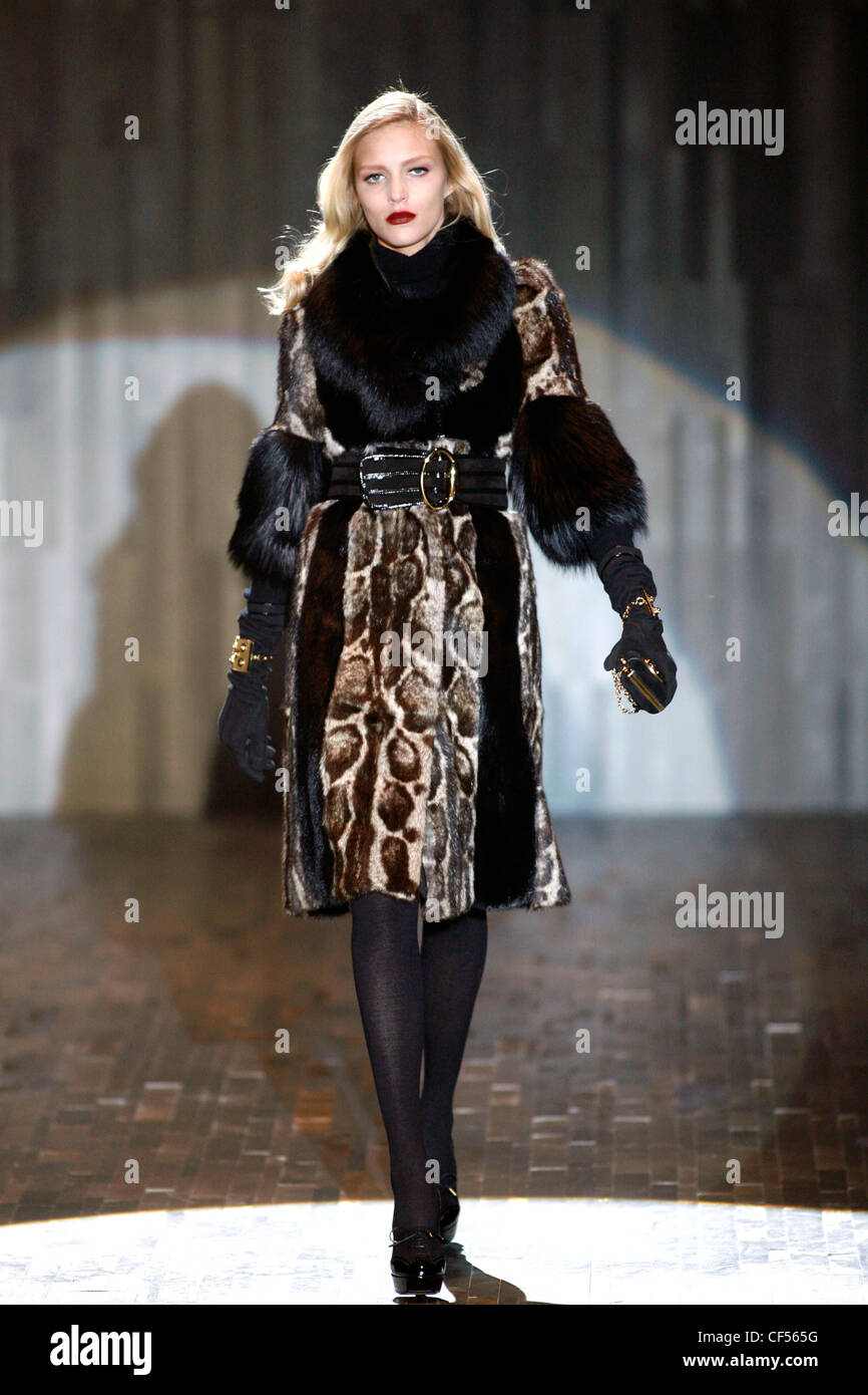 Gucci Milan Ready to Wear Autumn Winter Brown fur coat with belt, black  tights and platform shoes Stock Photo - Alamy