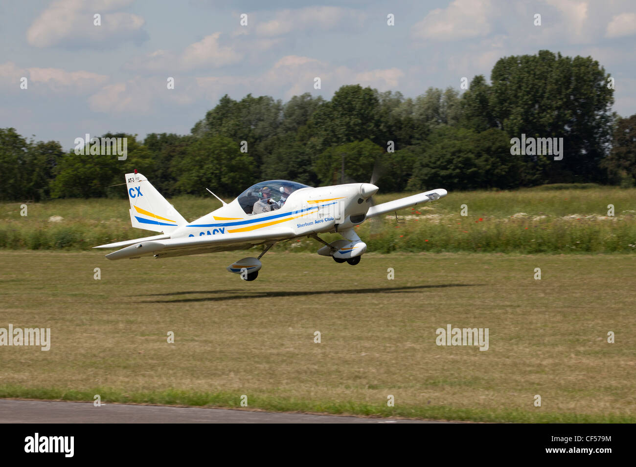 Aero AT-3 R100 G-SACX in flight taking-off from Breighton Airfield Stock Photo