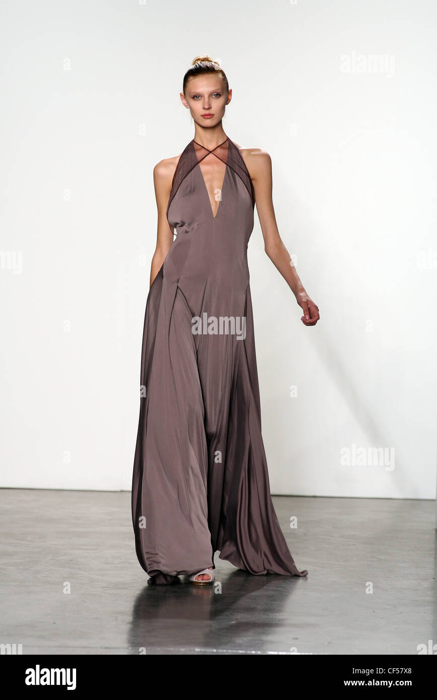 Doo Ri New York Ready to Wear Spring Summer Pale purple flowing floor ...