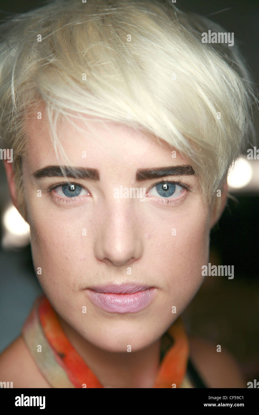 PPQ London Ready to Wear Spring Summer Model Agyness Deyn cropped blonde hair wearing icy pink lipstick brown thick pencilled Stock Photo