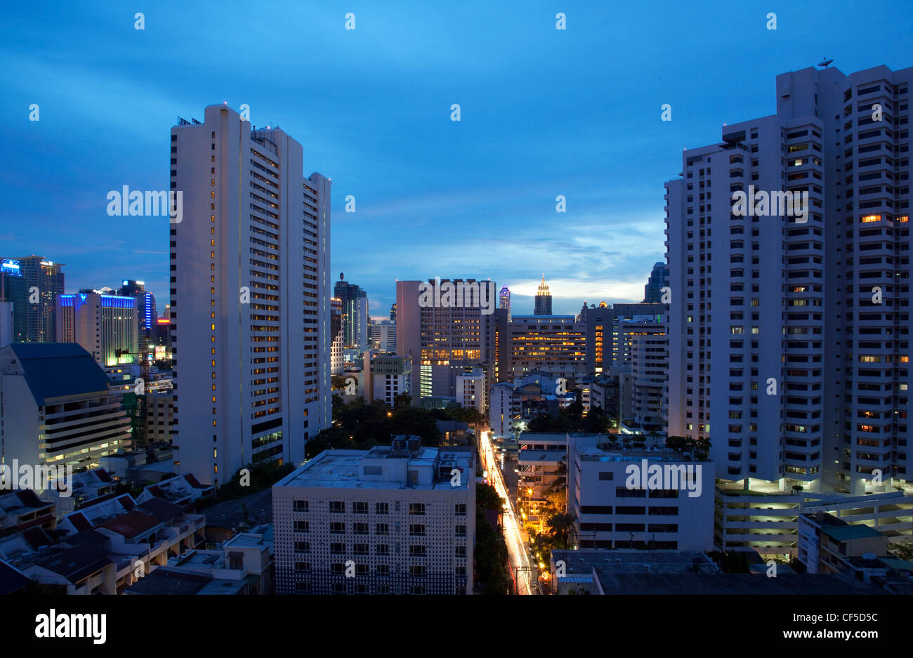 Bangkok skyline night hi-res stock photography and images - Alamy