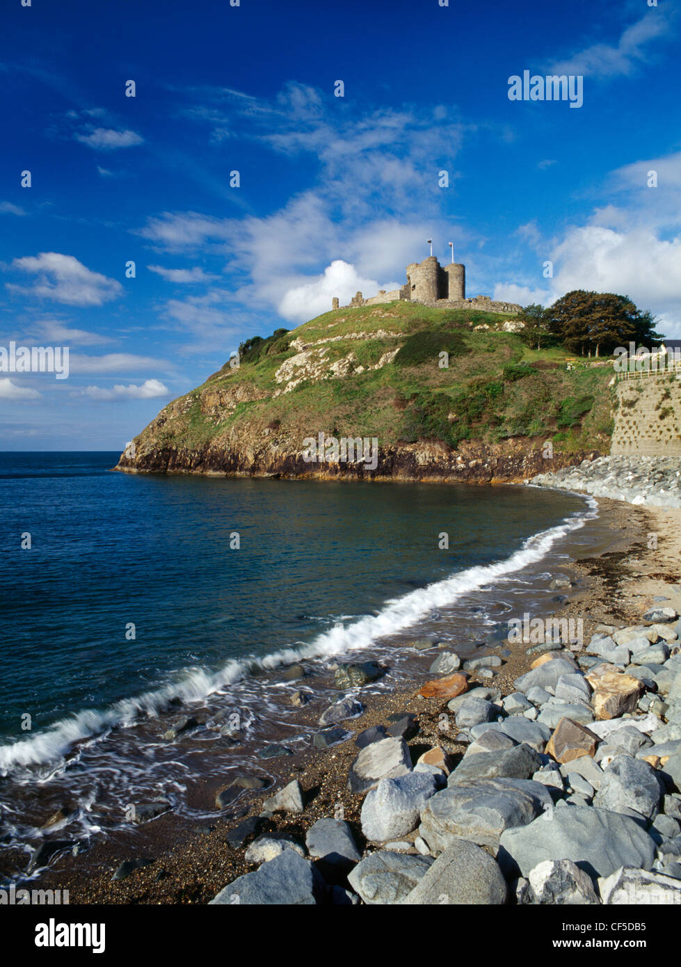 A side view from the jetty of beach, Criccieth Castle and headland. Built by Llywelyn ab Iorwerth (the Great) around 1230, the c Stock Photo