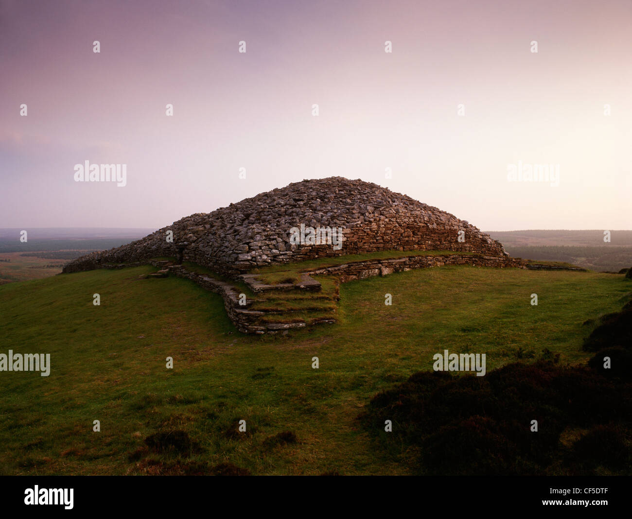 The horned forecourt and ritual platform or stage at the NE end of Camster Long Cairn, a chambered tomb. Stock Photo