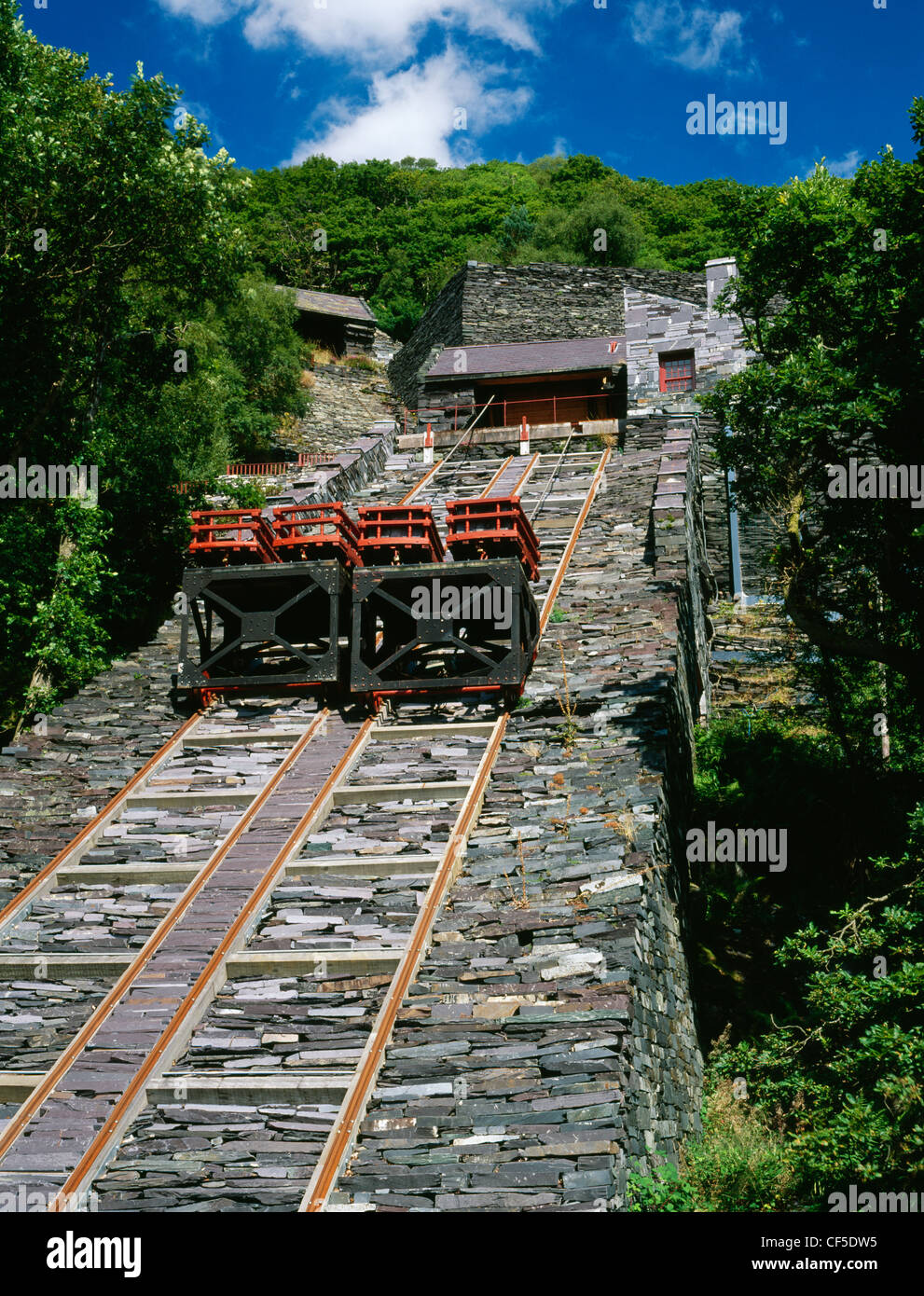 Slate wagons, rails, cables and roller house on the restored V2 Incline of the Vivian Quarry. Finished slates were moved on incl Stock Photo