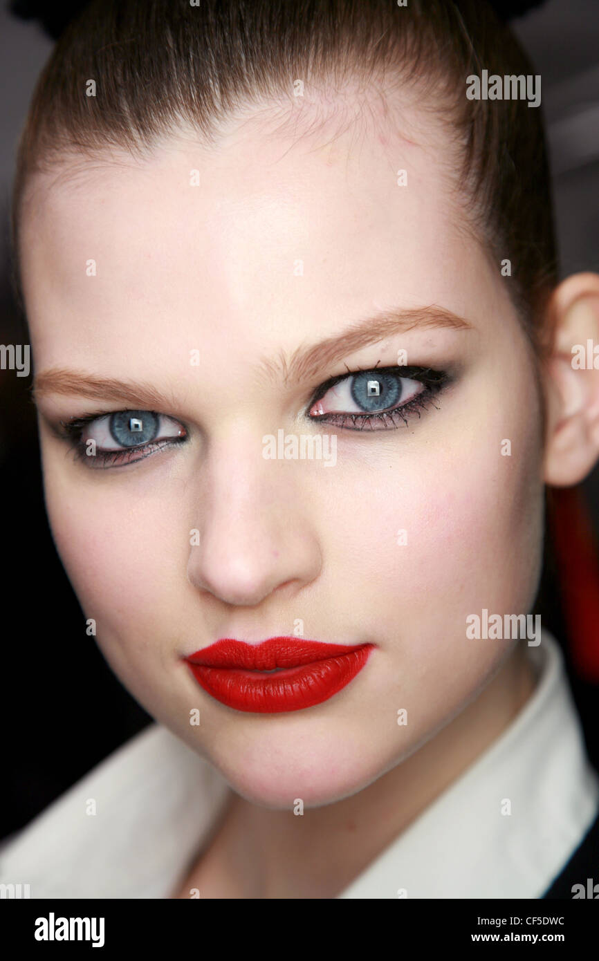 Model with metallic silver eyeshadow, black eyeliner and bright red lips  Stock Photo - Alamy