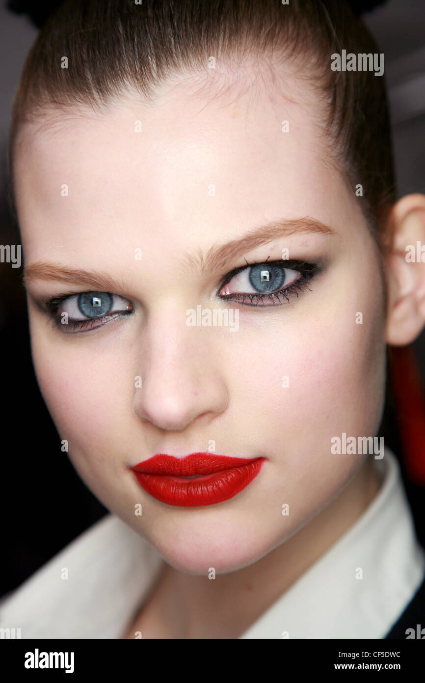 metallic black eyeliner
