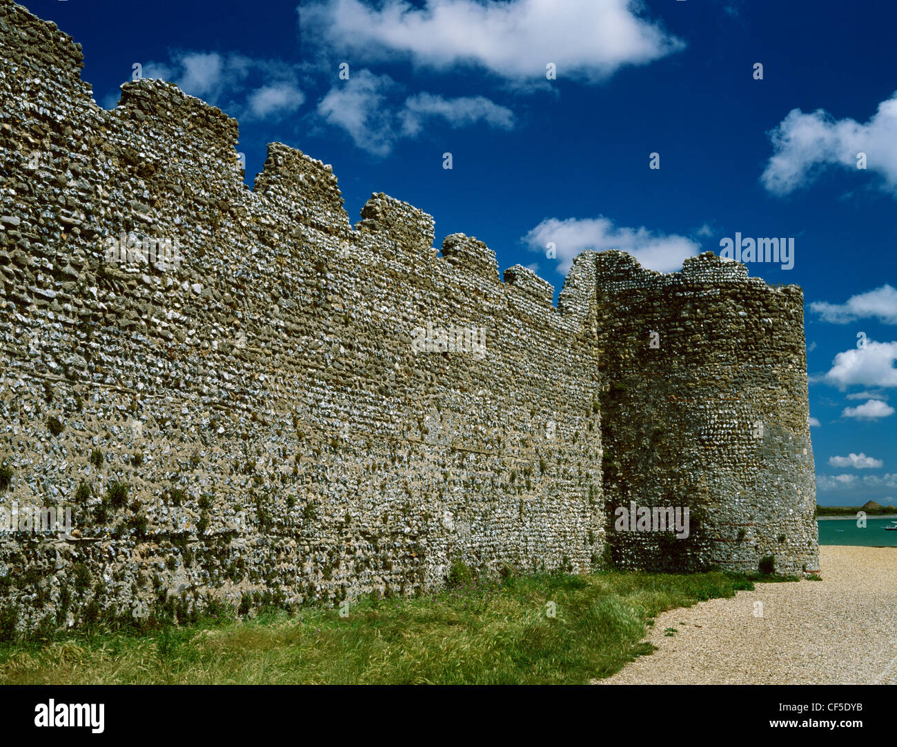 A hollow bastion and stretch of wall near the SE corner of Portchester Castle Roman Fort showing courses of Roman masonry with f Stock Photo