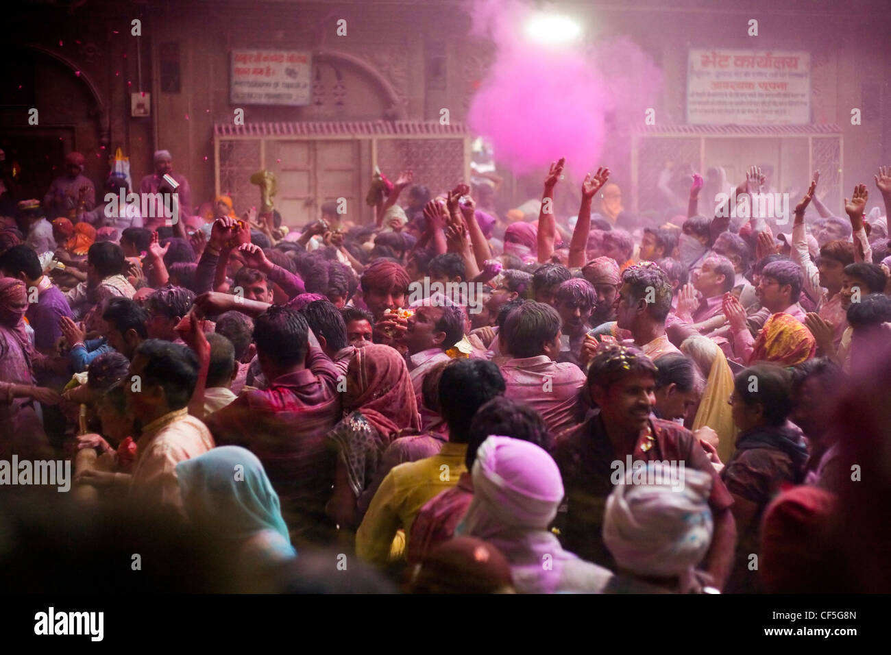 Crowds of people celebrate Holi festival in Mathura, India Stock Photo
