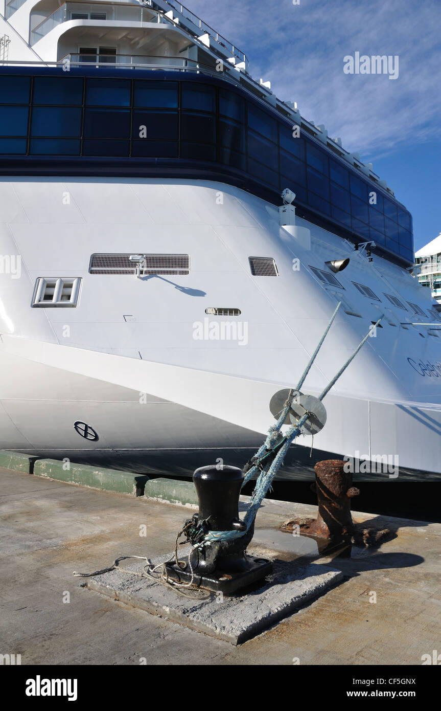 Cruise ship docking ropes hi-res stock photography and images - Alamy