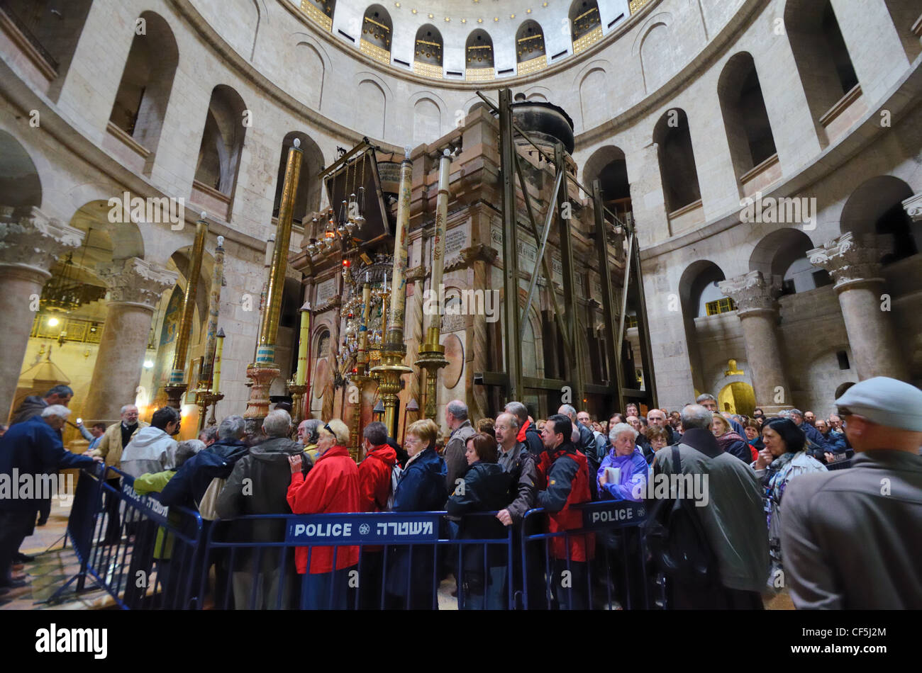 ключ от храма гроба господня иерусалим. лестница в храме гроба господня в иерусалиме.