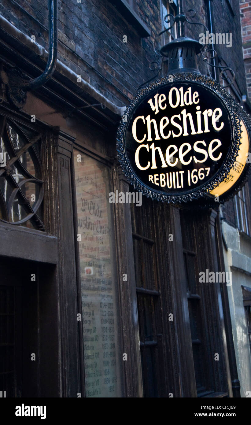 Old pub  Ye  Olde  Cheshire  Cheese  in the City of London  
