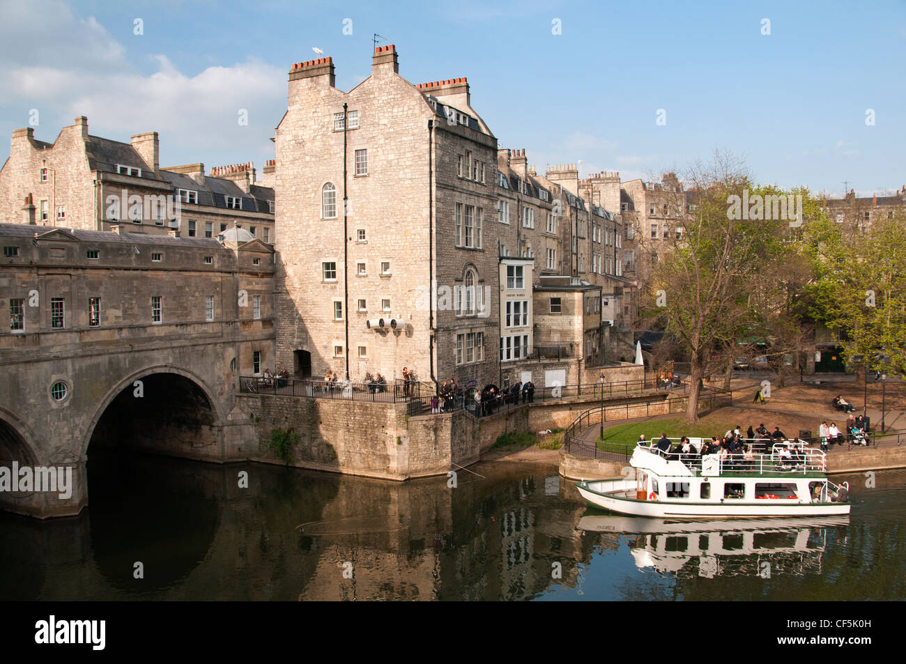 A pleasure cruise boat 'Scenic 2' leaving Pulteney Bridge on a one hour sightseeing cruise along the River Avon. Stock Photo