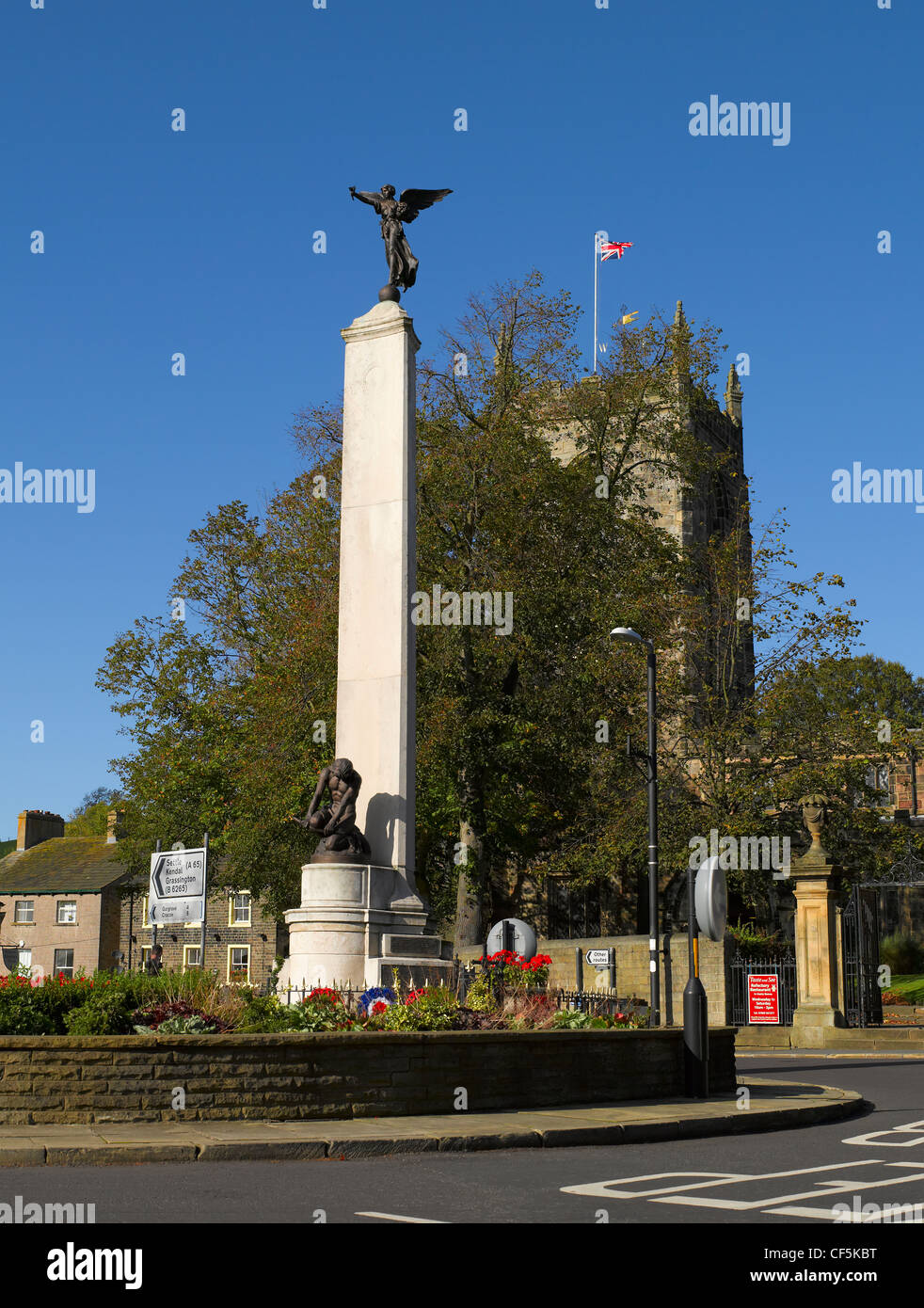 War Memorial by Manchester sculptor John Cassidy in Skipton High Street. Stock Photo