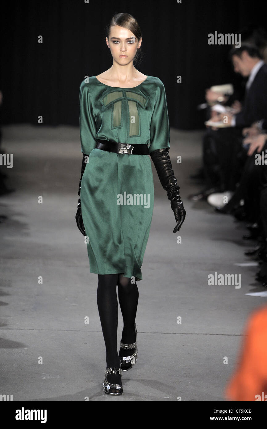 Thakoon New York Ready to Wear Autumn Winter Green silk dress with long black leather gloves Stock Photo - Alamy Thakoon New York Ready to Wear Autumn Winter Green silk dress with long black leather gloves Stock Photo - Alamy