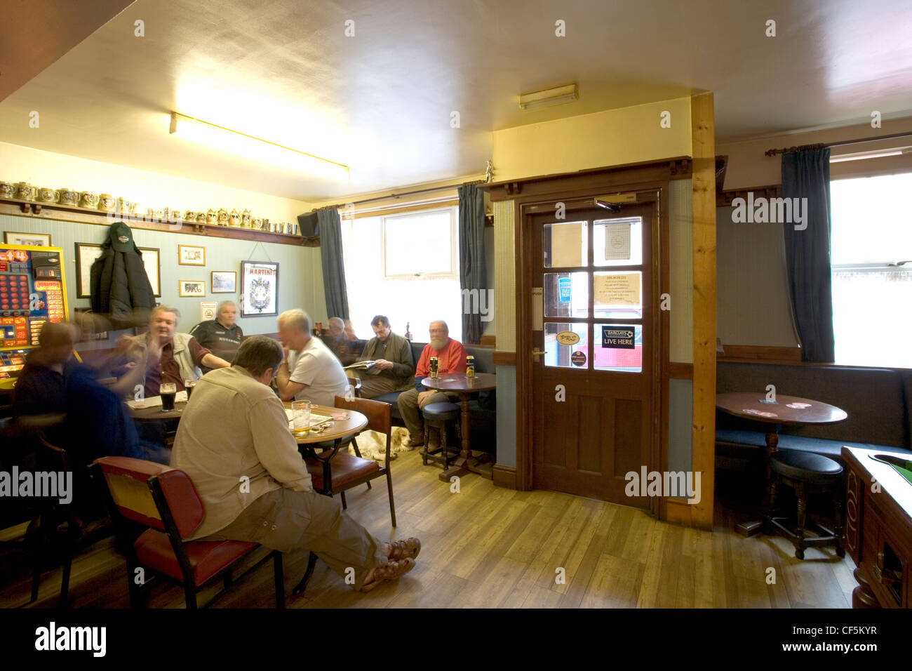 Drinkers in The Admirals Head pub. Before thermometers were invented, brewers would dip a thumb or finger into the mix to find t Stock Photo