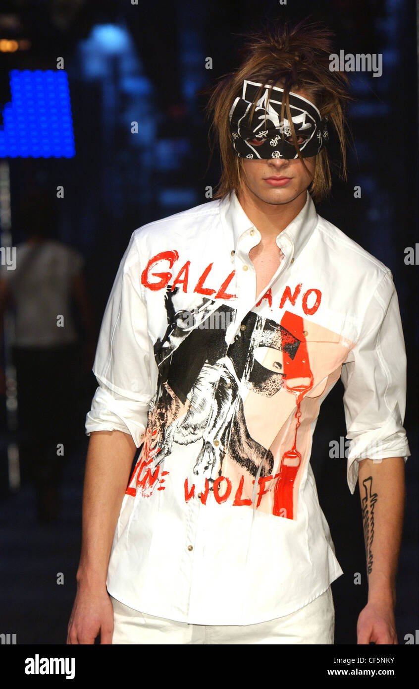 John Galliano Ready to Wear Menswear Paris A W Brunette male wearing a  white button down shirt a large graphic print on the Stock Photo - Alamy