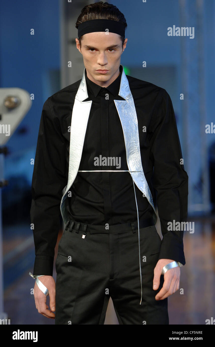 Udo Edling Ready to Wear Menswear Paris A W Brunette male model a headband, black button down shirt under a black jacket silver Stock Photo