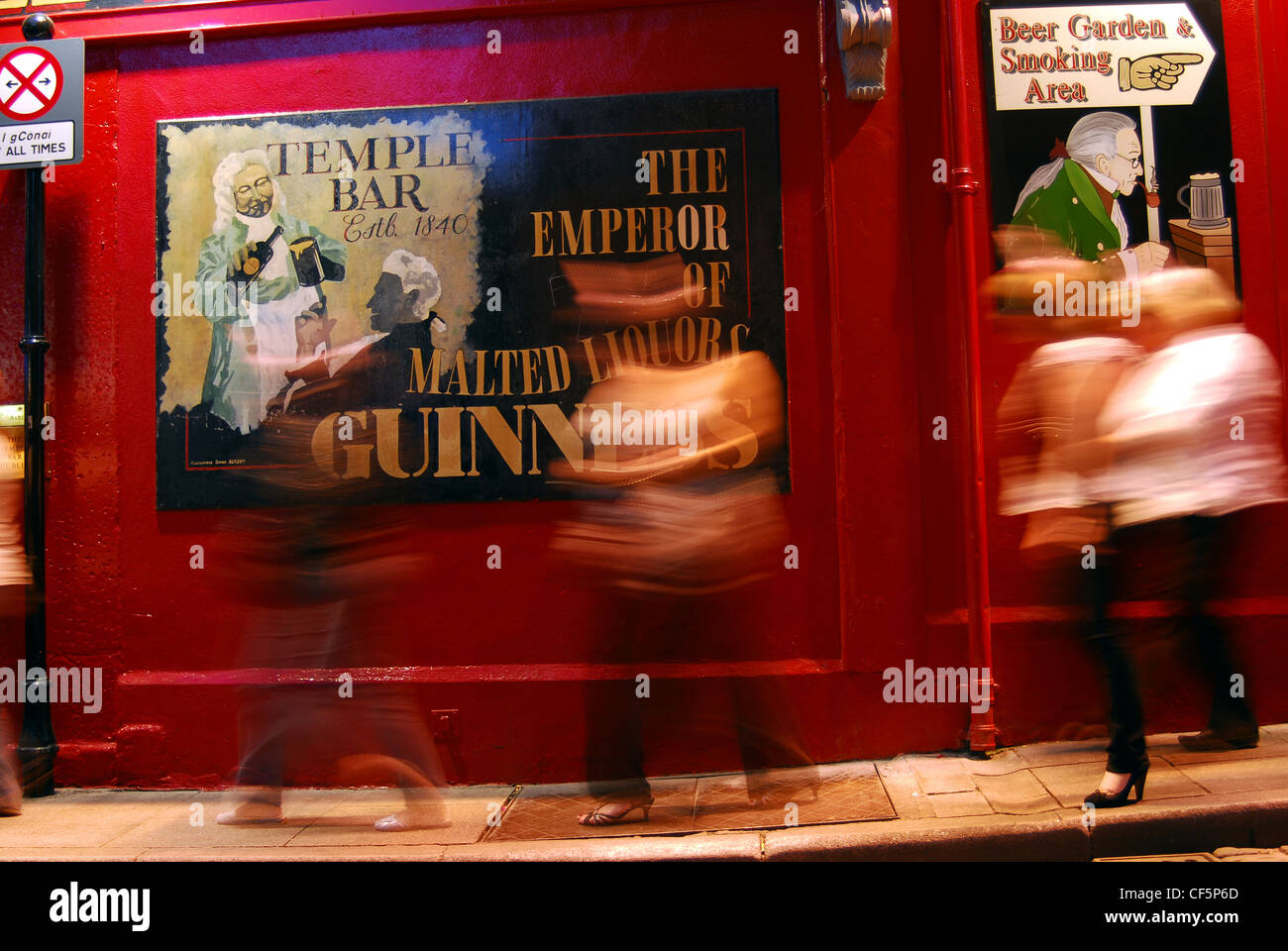 Drinkers at night in the busy Temple Bar area of Dublin. Stock Photo