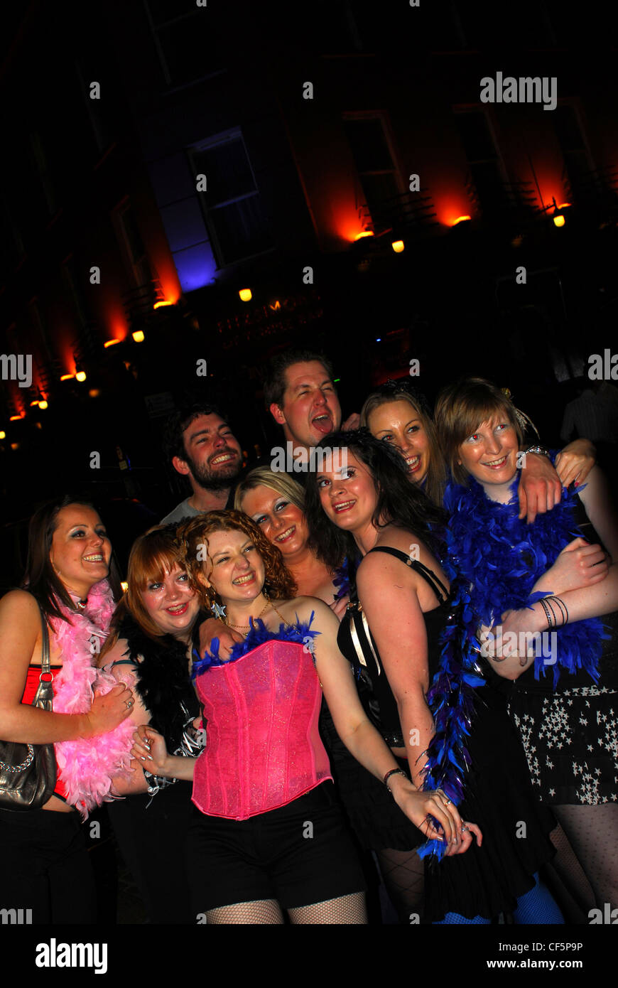 Drinkers in temple bar hi-res stock photography and images - Alamy
