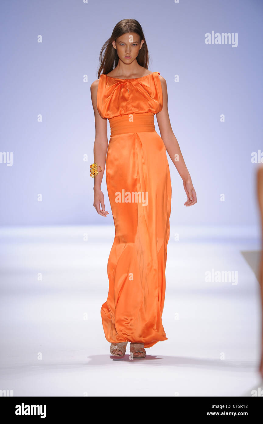 empire dress runway will always be a sucker for an empire waist and drapey whites/lace annnd  the Chlo show woke me up from a deep fashion slump, so here is the latest  vintage for @voguemagazine