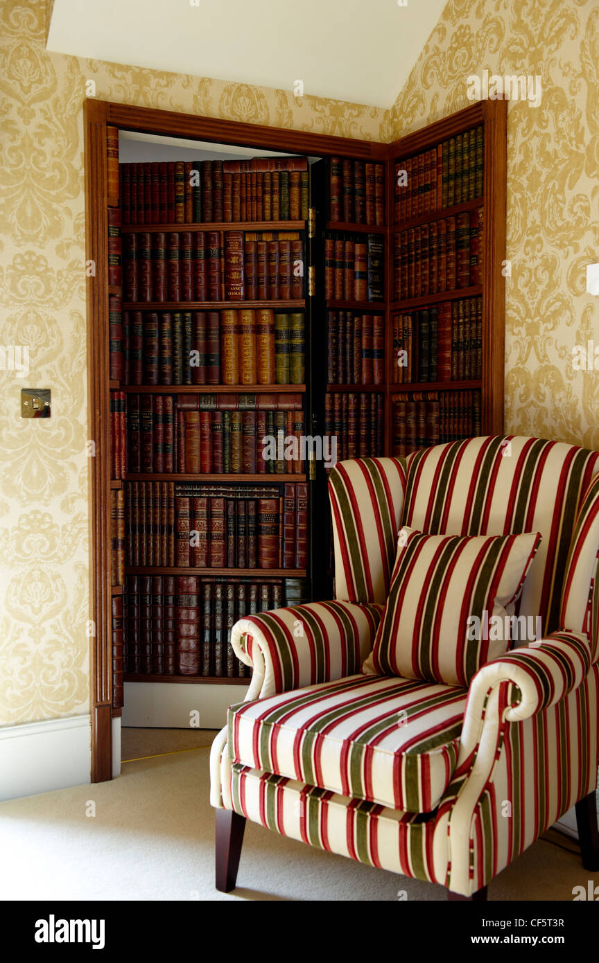 Striped wallpaper room hi-res stock photography and images - Alamy