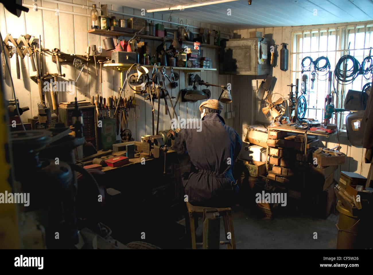 An engineer's workshop in the Malcolm Campbell Shed, one of many exhibits that tell the story of British Motorsport at Brookland Stock Photo