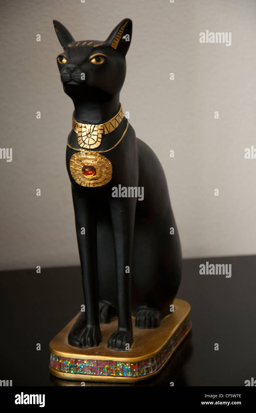 Ancient Egyptian cat statue Stock Photo Alamy