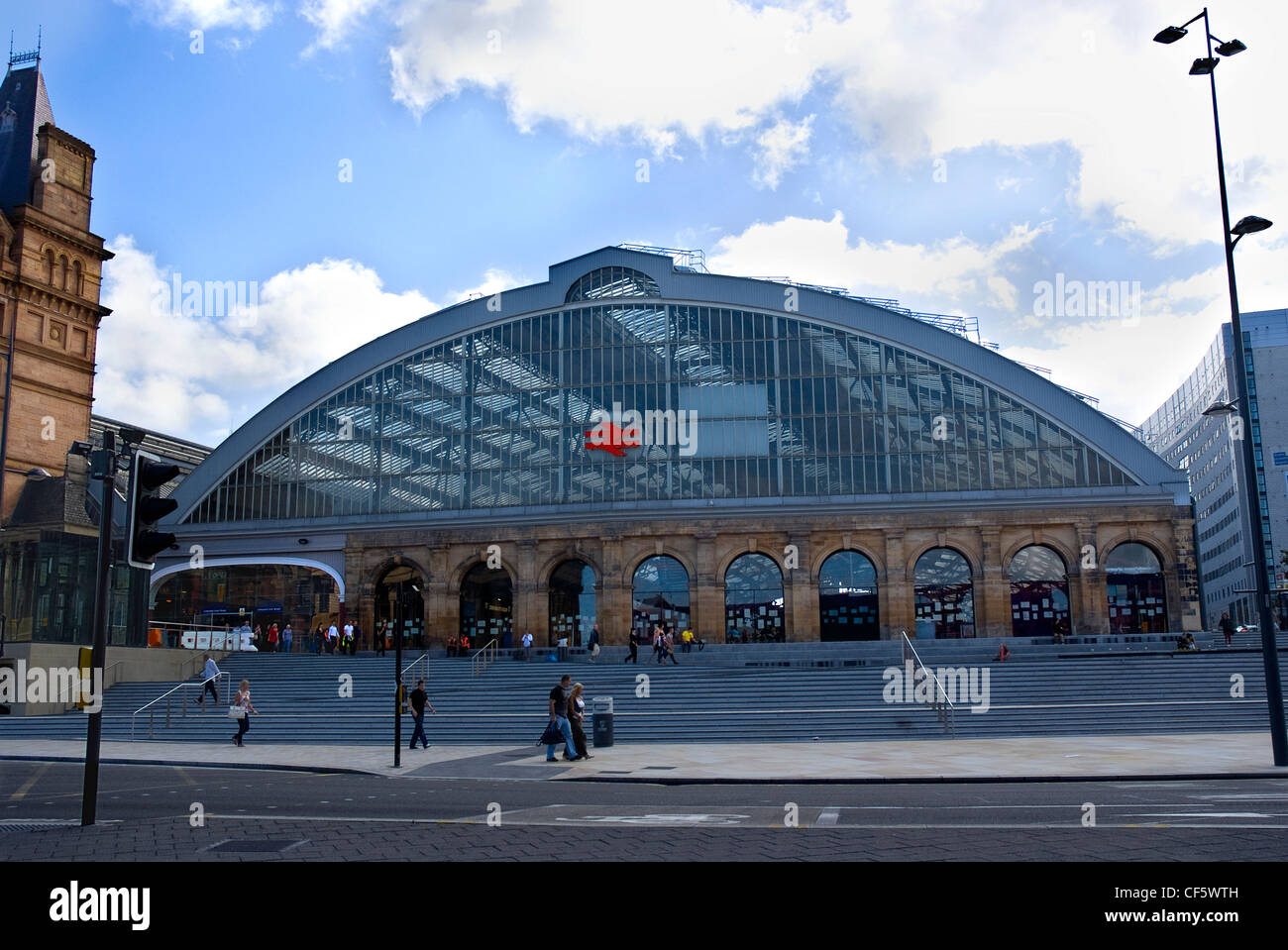 Steps leading up to Liverpool Lime Street railway station Stock Photo ...