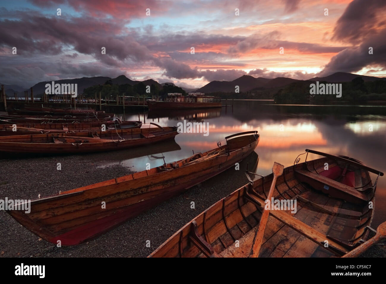 Sunset over water boats hi-res stock photography and images - Alamy
