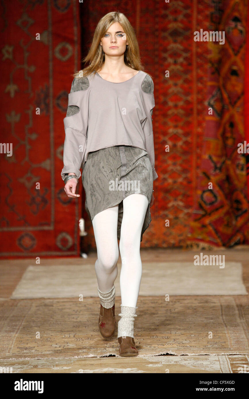 Erin Wasson x RVCA New York Ready to Wear Autumn Winter Grey cut out top  over grey shirt dress, white tights, brown ankle boots Stock Photo - Alamy