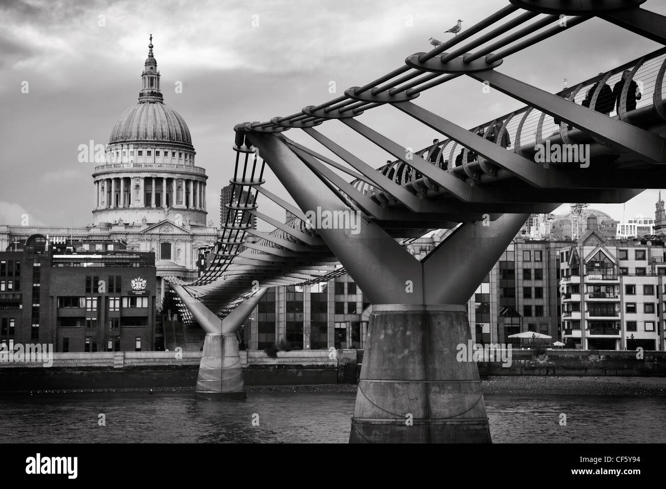 St Paul's Cathedral and the London Millennium Footbridge, crossing the River Thames to link Bankside with the City of London. Stock Photo