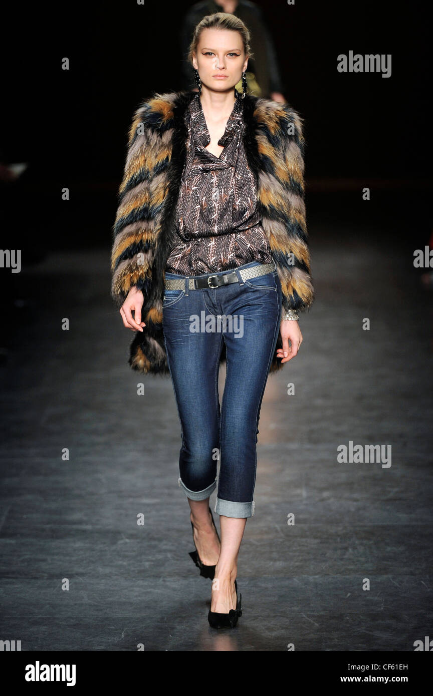 Isabel Marant Paris Ready to Wear Autumn Winter Striped fur coat, brown patterned shirt, cropped jeans with belt, black Stock Photo - Alamy