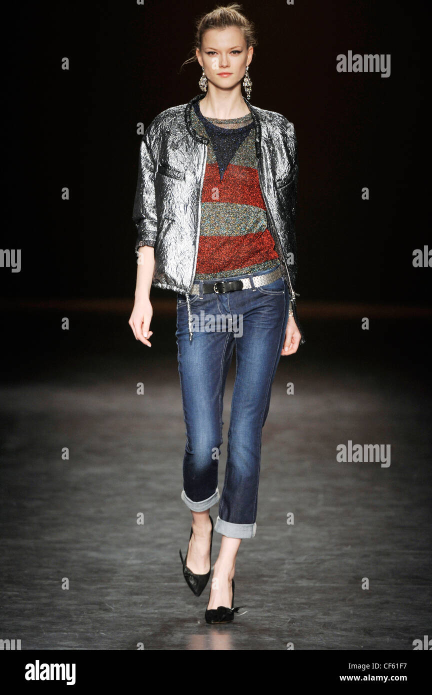 Isabel Marant Paris Ready to Wear Autumn Winter Silver collarless jacket  zip and cropped sleeves, red and grey top, wrapped up Stock Photo - Alamy
