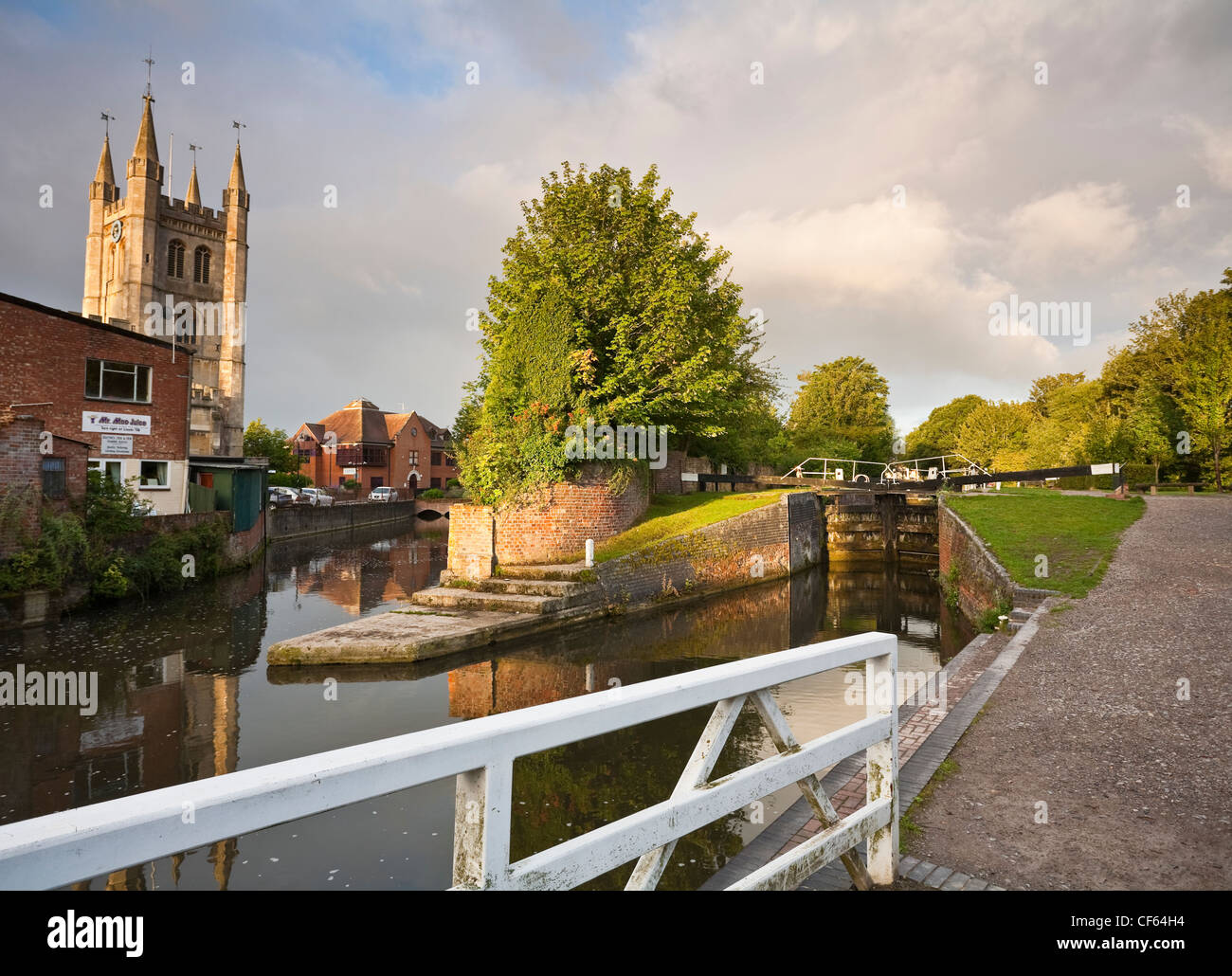 West Mills Lock on the Kennet and Avon Canal and St Nicholas Church. Stock Photo