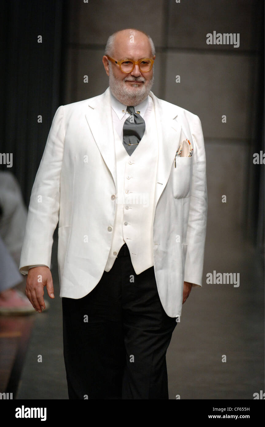 Gianfranco Ferre Milan Ready to Wear Menswear Spring Summer Fashion  designer Gianfranco Ferre wearing a white vest and suit Stock Photo - Alamy