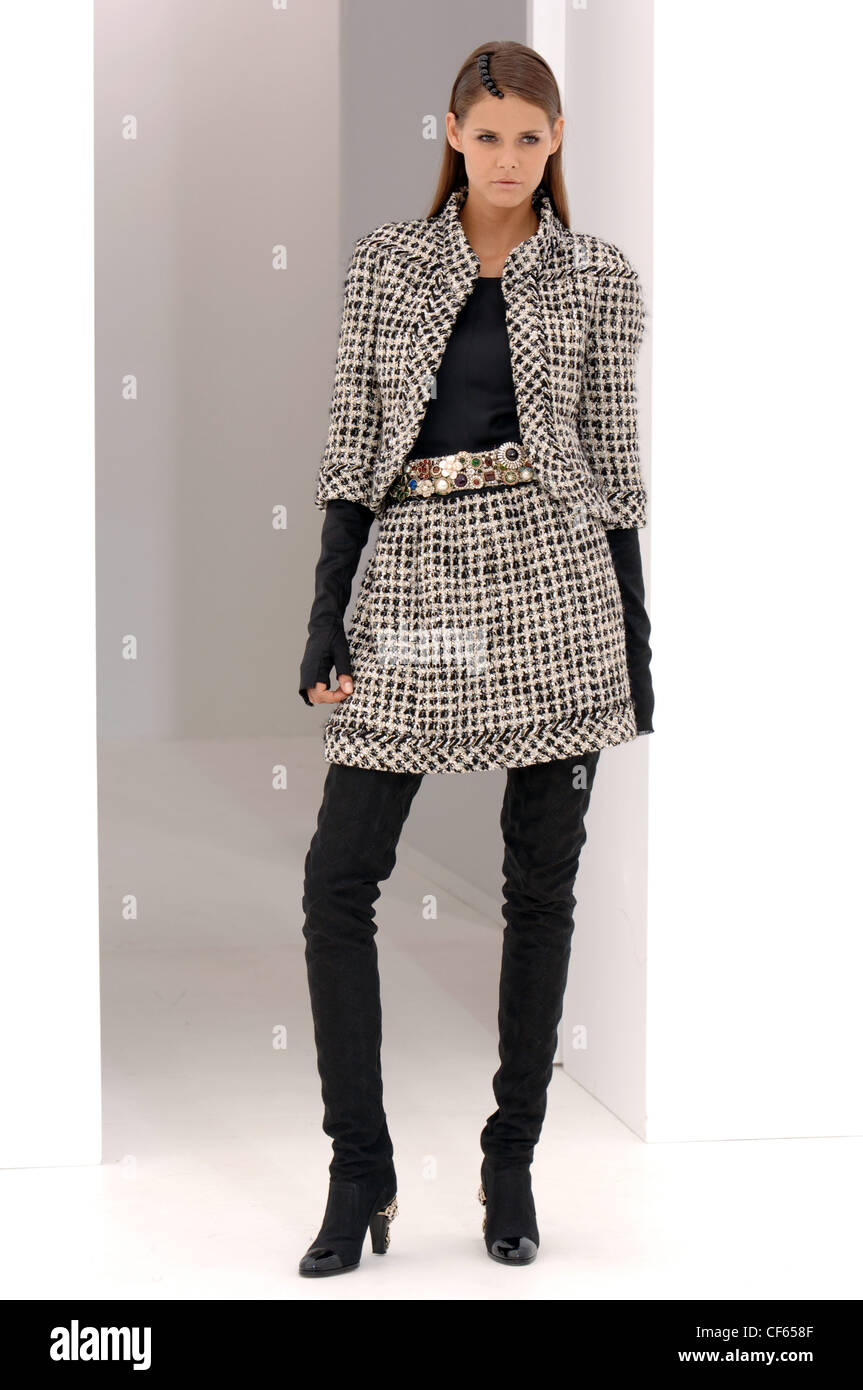 Chanel Paris Haute Couture Autumn Winter Model Flavia De Oliveira wearing a  black and white chunky tweed jacket cropped sleeves Stock Photo - Alamy