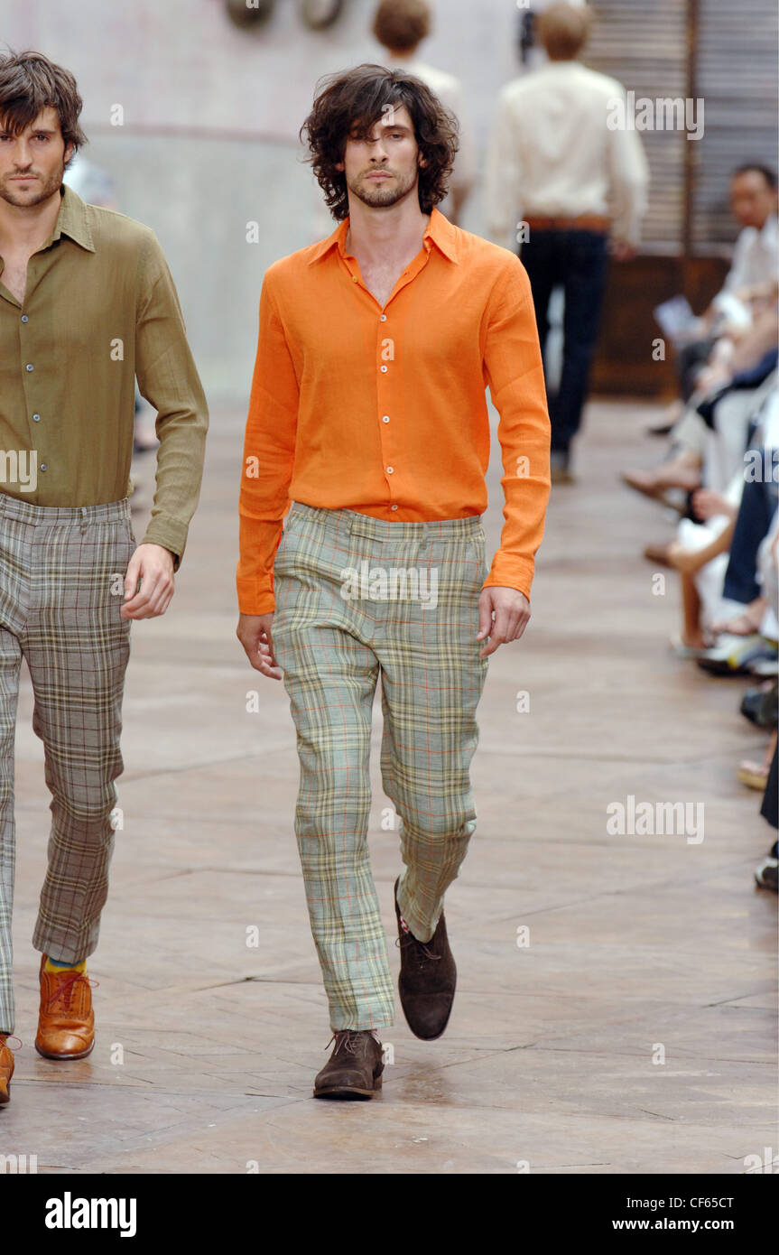 Paul Smith Paris Ready to Wear Menswear Spring Summer Two brunette male  models long hair and facial hair, one wearing an orange Stock Photo - Alamy