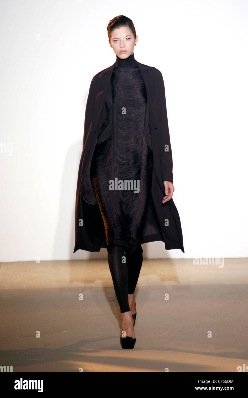 https://c8.alamy.com/comp/CF66DM/jil-sander-milan-ready-to-wear-spring-summer-all-black-long-coat-over-CF66DM.jpg