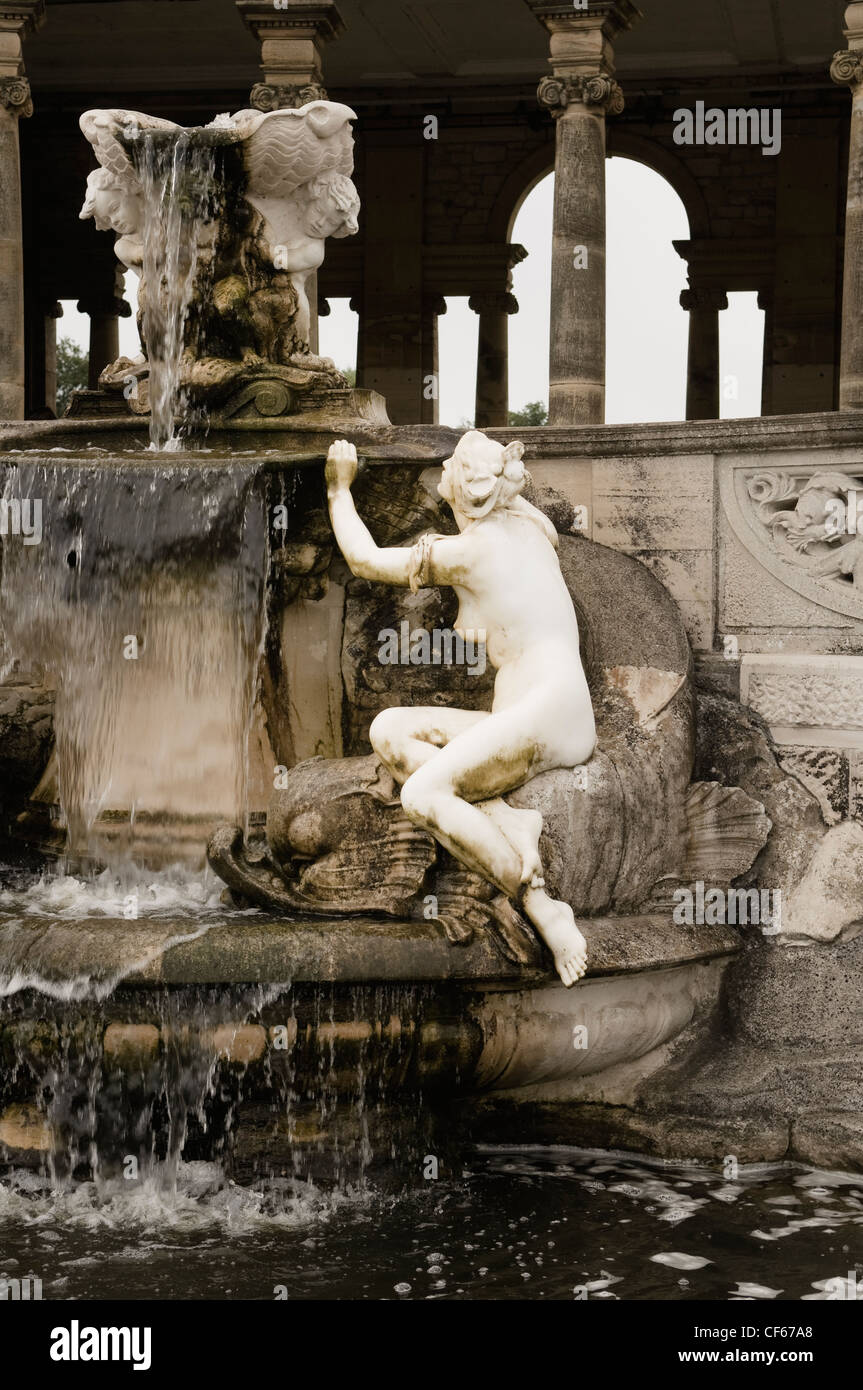 The formal loggia fountain based on the Trevi fountain in Rome in the gardens at Hever Castle. Stock Photo
